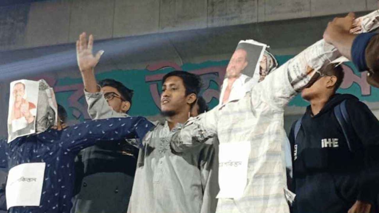 ঢাবিতে পিনাকী-ইলিয়াসের কুশপুত্তলিকা দাহ, শিক্ষার্থীদের প্রতিবাদ